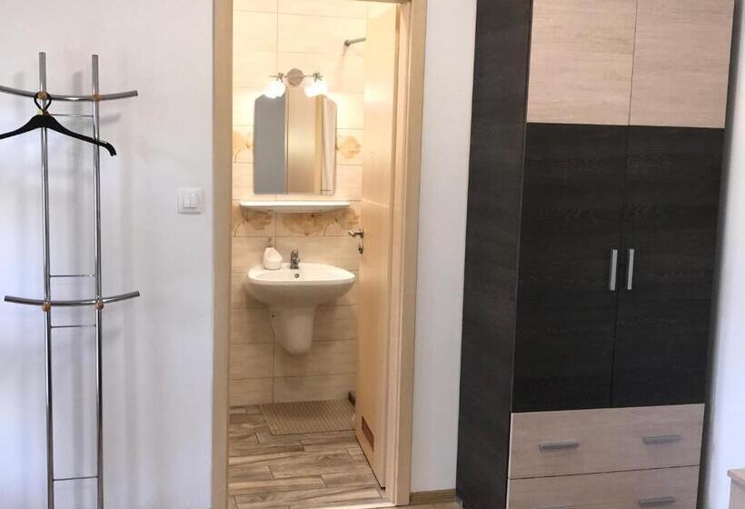 Bed and Breakfast Tó Party Apartman