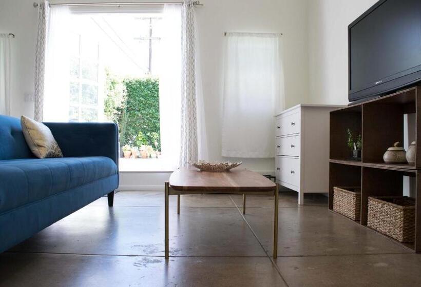 פנסיון English Cottage Guest House Walk To The Grove And Lots Of Attractions