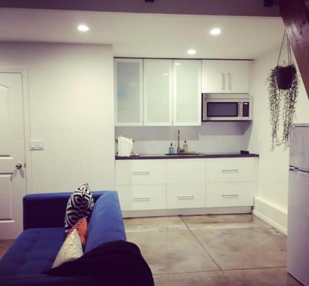 פנסיון English Cottage Guest House Walk To The Grove And Lots Of Attractions