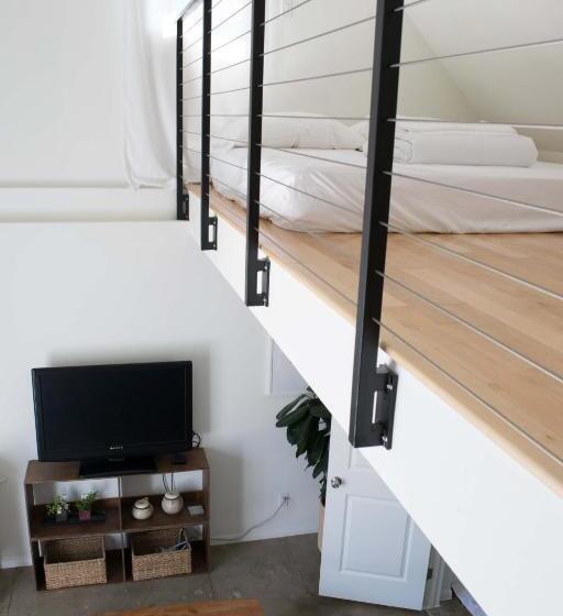 פנסיון English Cottage Guest House Walk To The Grove And Lots Of Attractions