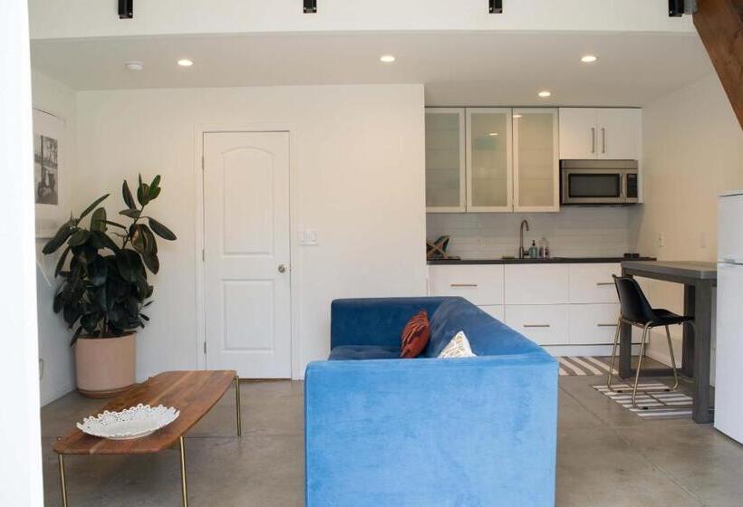 פנסיון English Cottage Guest House Walk To The Grove And Lots Of Attractions