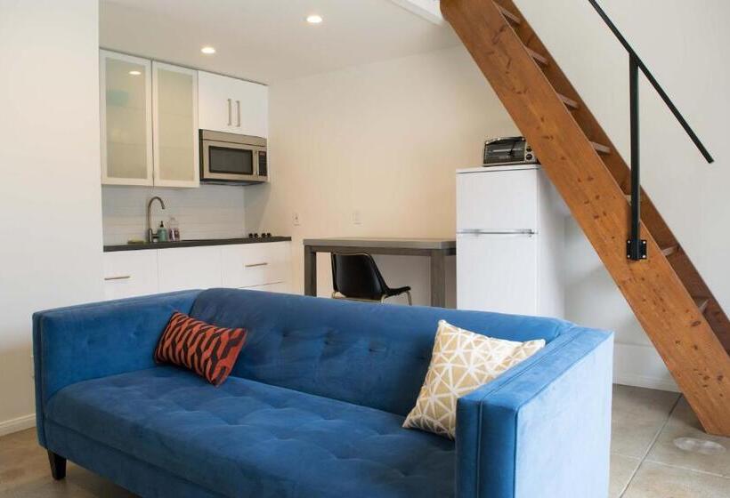 פנסיון English Cottage Guest House Walk To The Grove And Lots Of Attractions