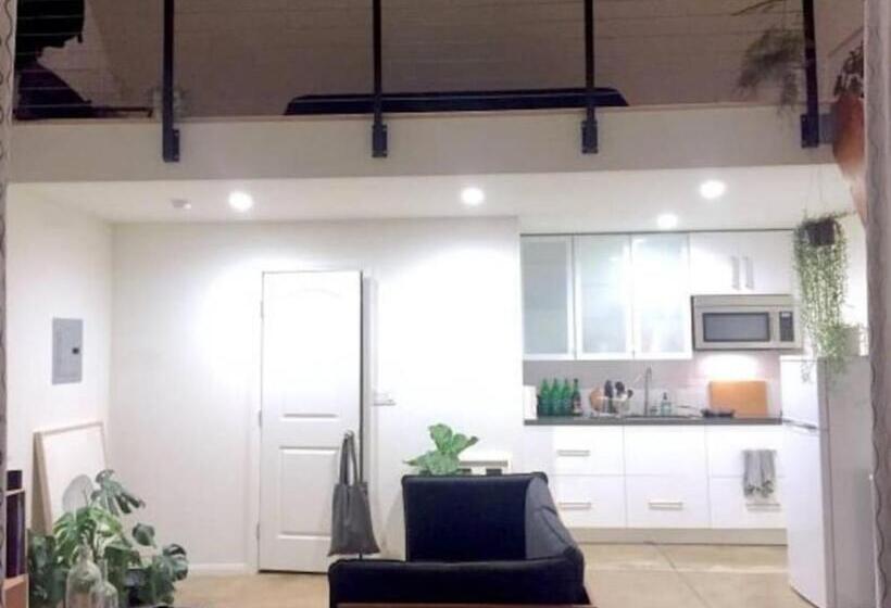 פנסיון English Cottage Guest House Walk To The Grove And Lots Of Attractions