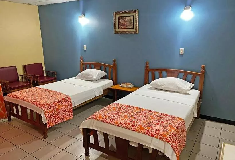 هاستل Sundeck Suites