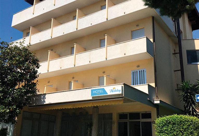 Отель Holiday
