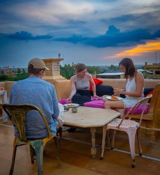 Open Road Hostel And Cafe