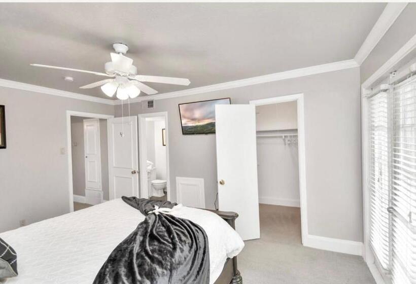 تختخواب و صبحانه Contemporary Master Queen Suite