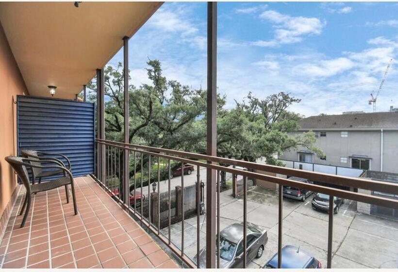 تختخواب و صبحانه Contemporary Master Queen Suite