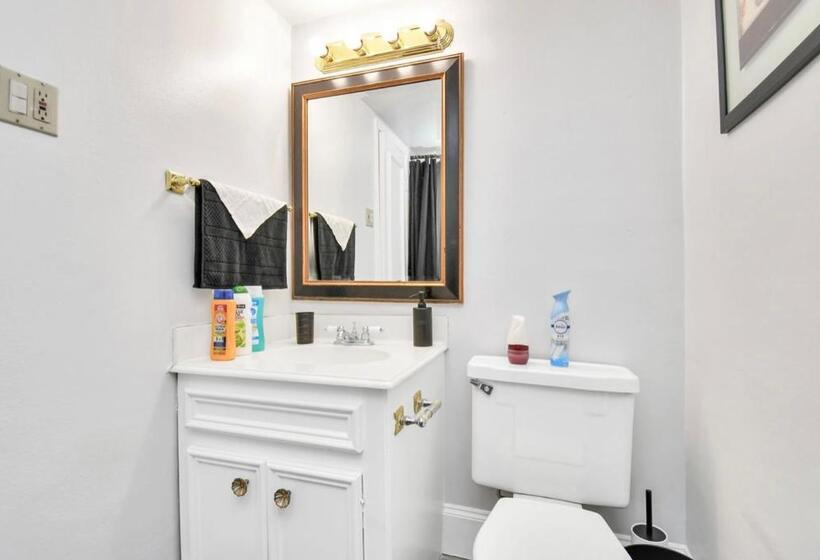 تختخواب و صبحانه Contemporary Master Queen Suite