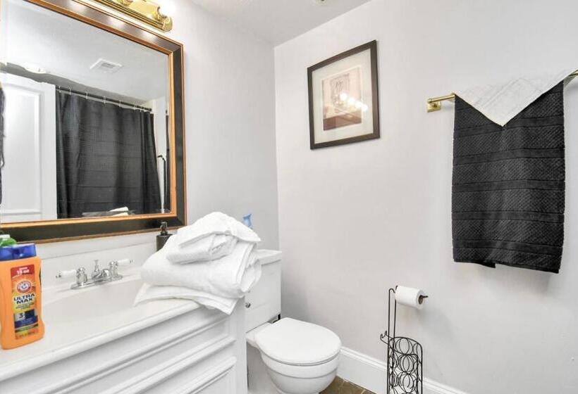 تختخواب و صبحانه Contemporary Master Queen Suite