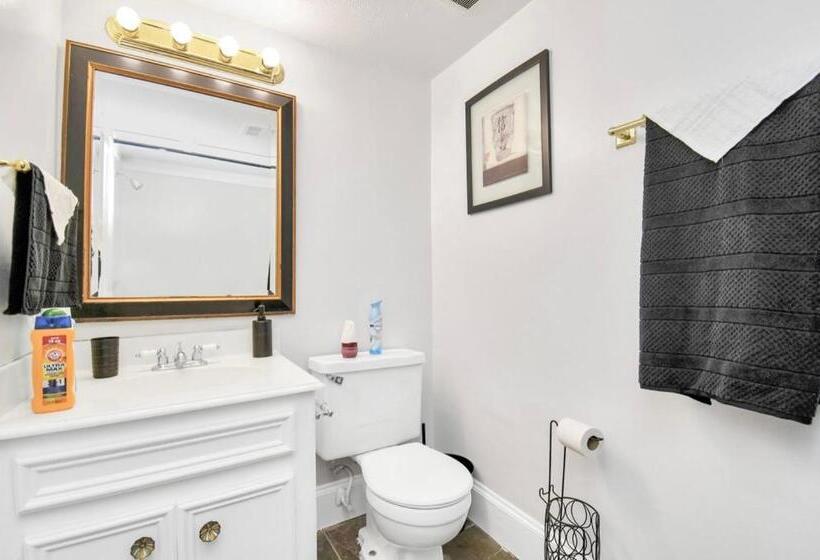 تختخواب و صبحانه Contemporary Master Queen Suite