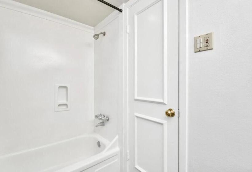 تختخواب و صبحانه Contemporary Master Queen Suite