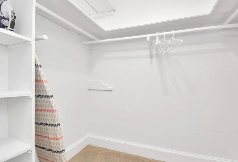 تختخواب و صبحانه Contemporary Master Queen Suite