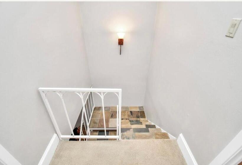 تختخواب و صبحانه Contemporary Master Queen Suite