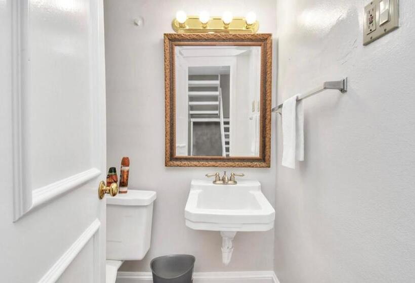 تختخواب و صبحانه Contemporary Master Queen Suite