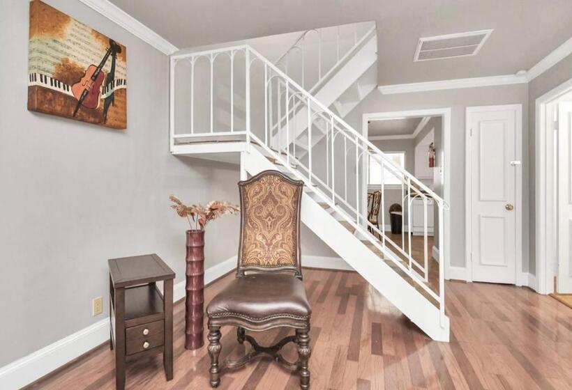 تختخواب و صبحانه Contemporary Master Queen Suite