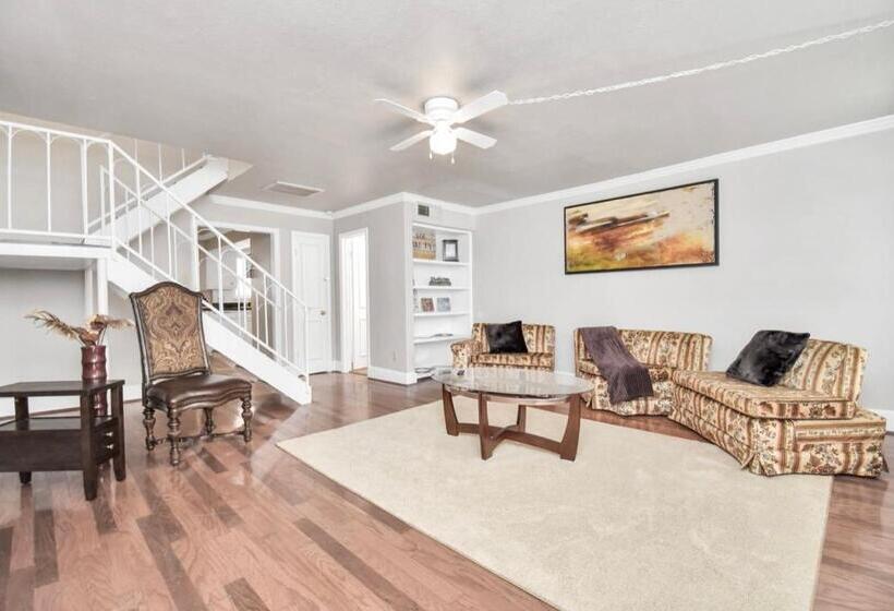 تختخواب و صبحانه Contemporary Master Queen Suite