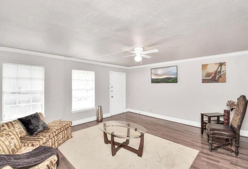 تختخواب و صبحانه Contemporary Master Queen Suite