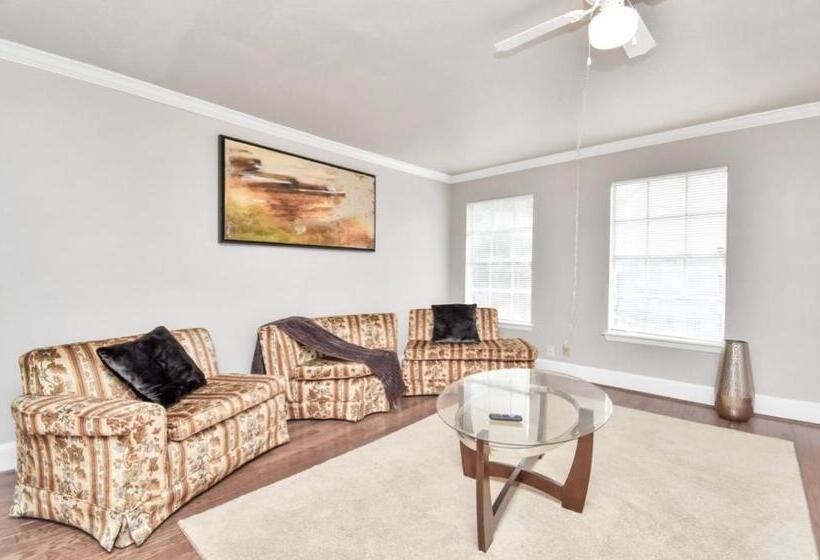 تختخواب و صبحانه Contemporary Master Queen Suite