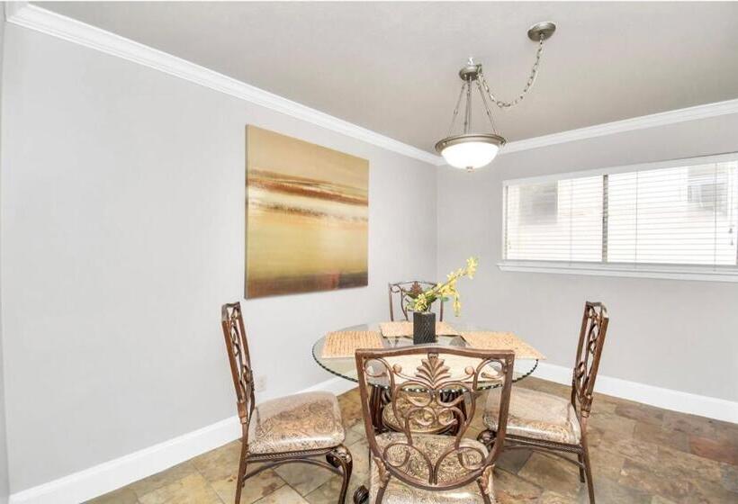 تختخواب و صبحانه Contemporary Master Queen Suite