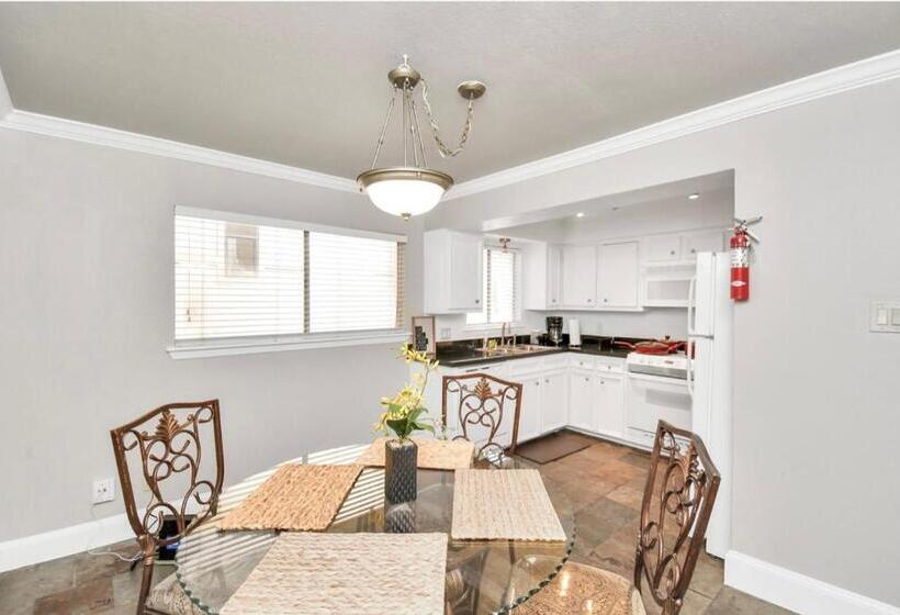 تختخواب و صبحانه Contemporary Master Queen Suite