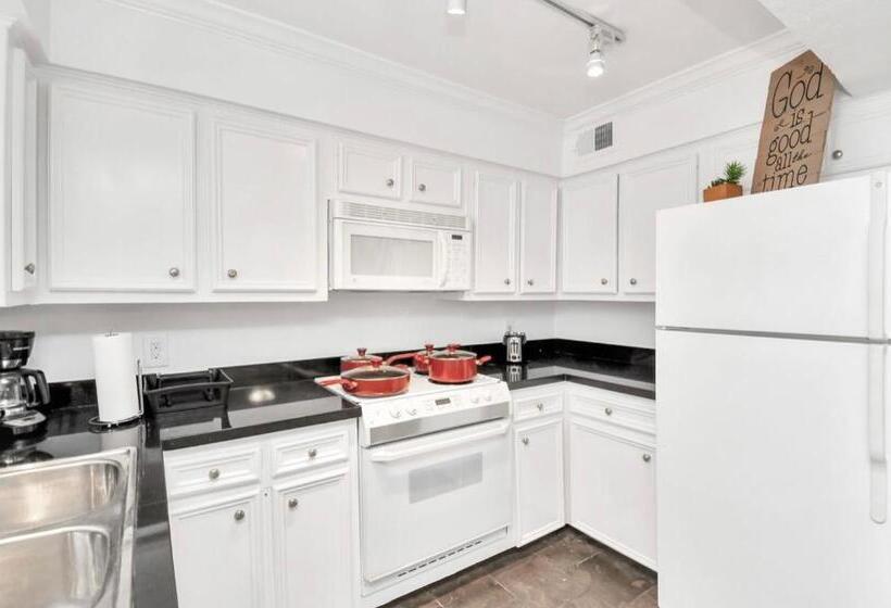 تختخواب و صبحانه Contemporary Master Queen Suite