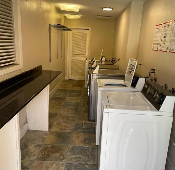 تختخواب و صبحانه Contemporary Master Queen Suite