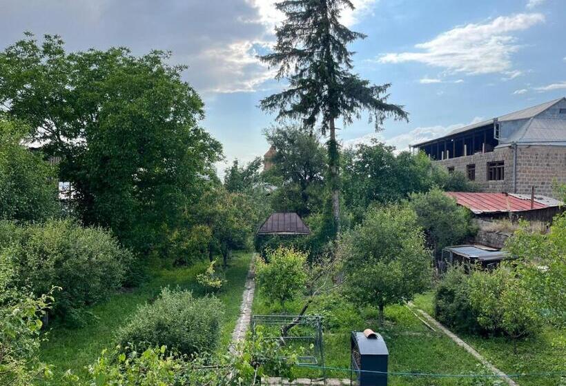 پانسیون Papoyan Guest House