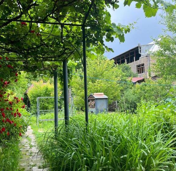 پانسیون Papoyan Guest House