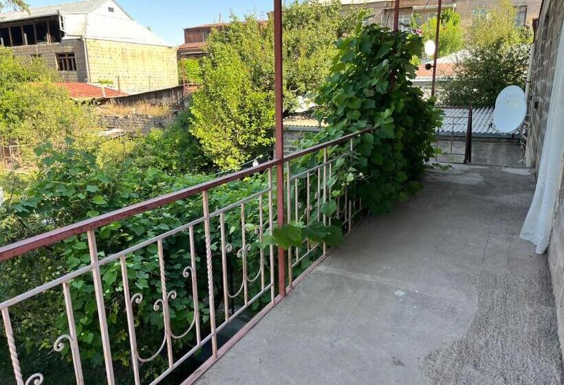 پانسیون Papoyan Guest House