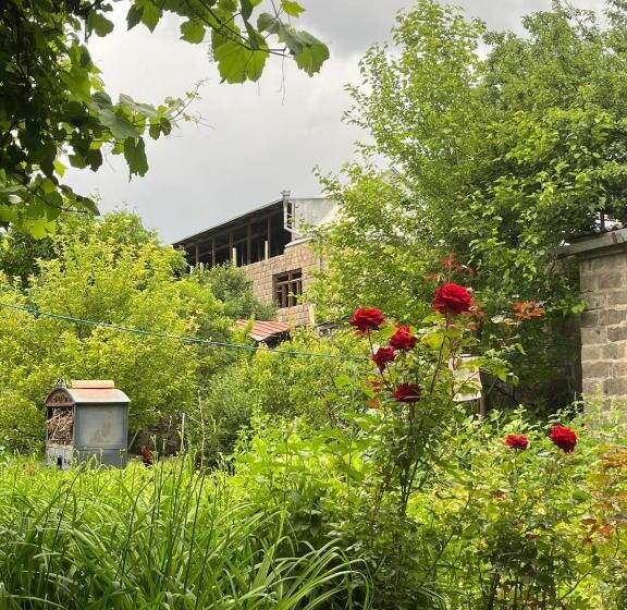 پانسیون Papoyan Guest House