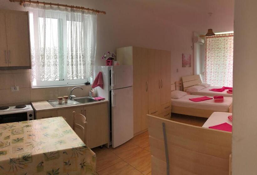 پانسیون Villa Xhelili