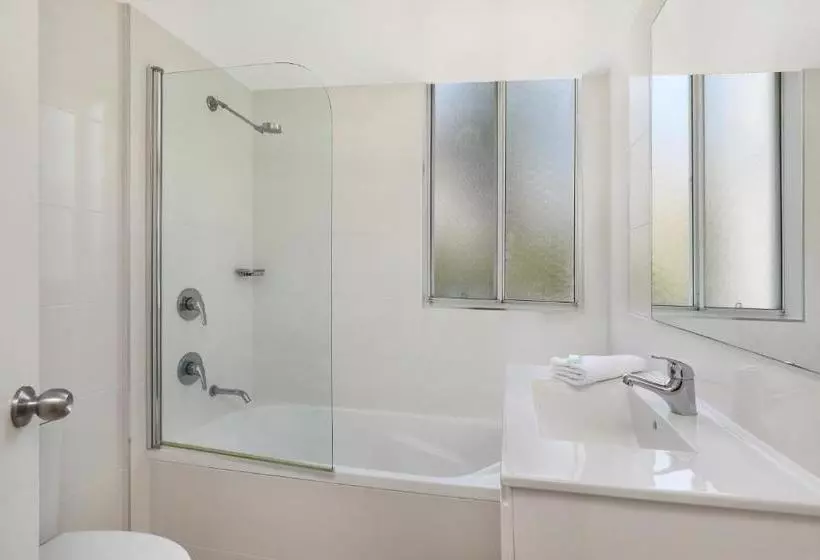 هتل The Bay Apartments Coolangatta