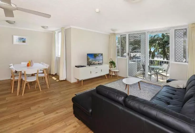 هتل The Bay Apartments Coolangatta