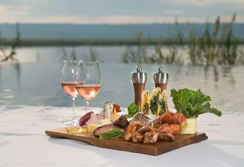 هتل Chobe Water Villas