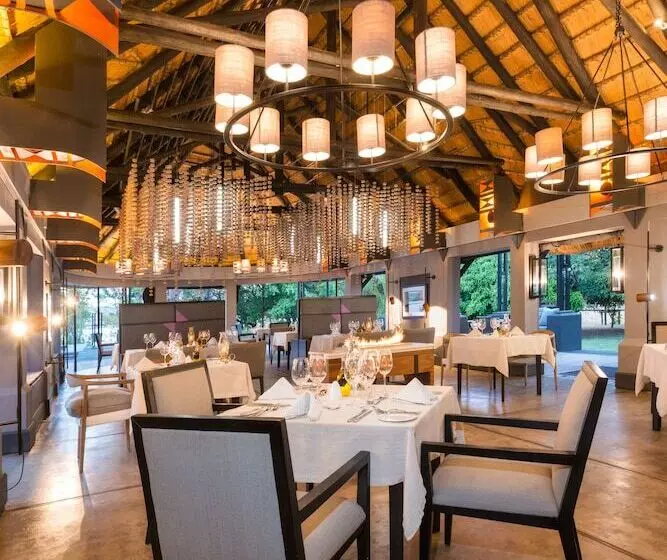 هتل Chobe Water Villas