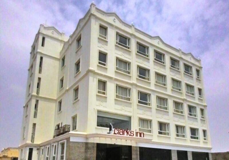 ホテル Grand Clarks Inn