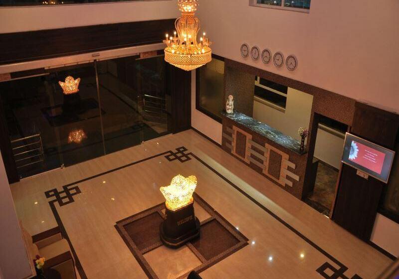 ホテル Grand Clarks Inn