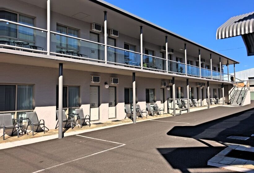 בית מלון כפרי New England Motor Inn