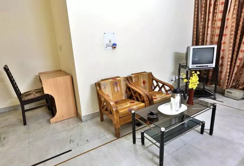 OYO 402 Hotel Noida Residency