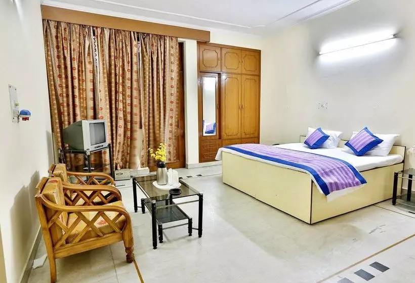 OYO 402 Hotel Noida Residency