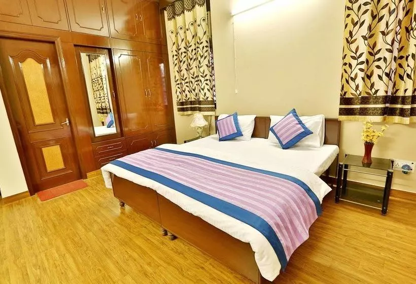 OYO 402 Hotel Noida Residency