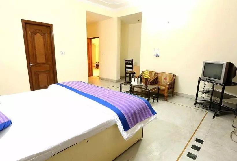 OYO 402 Hotel Noida Residency