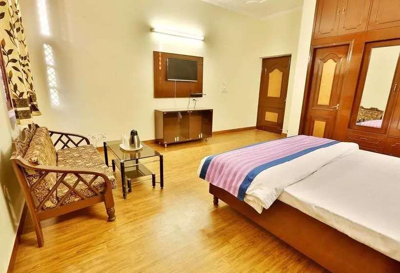 OYO 402 Hotel Noida Residency
