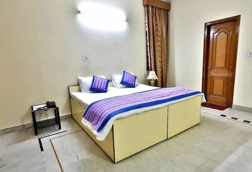 OYO 402 Hotel Noida Residency