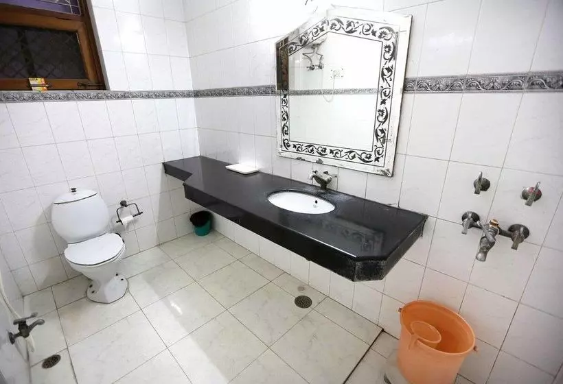 OYO 402 Hotel Noida Residency