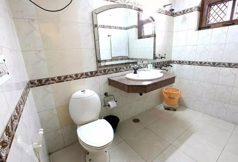 OYO 402 Hotel Noida Residency