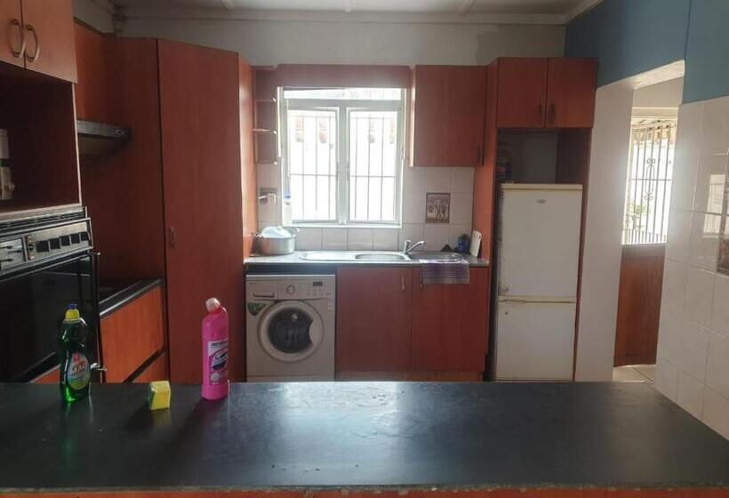 بنسيون 104 Oliver Lea Drive