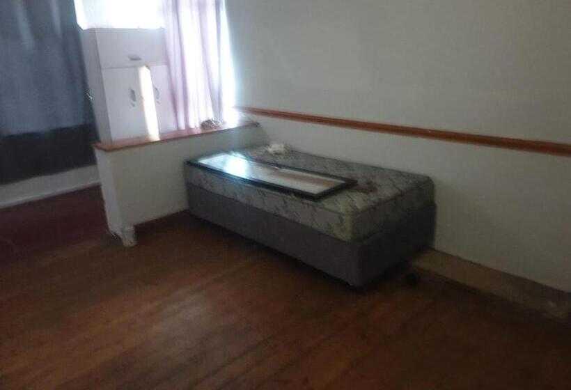 بنسيون 104 Oliver Lea Drive