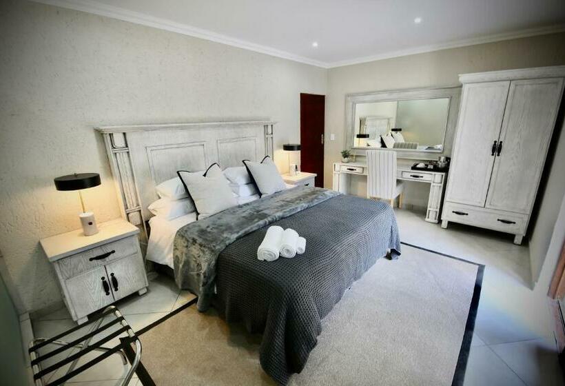 פנסיון Decollage Estate